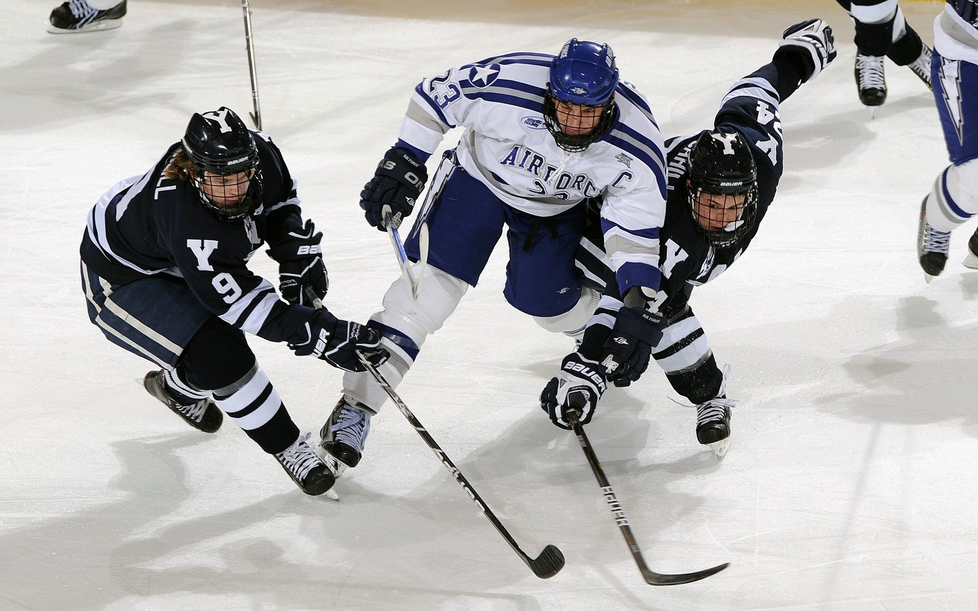 加拿大选手稳守防线，守住胜利，加拿大选手夺冠
